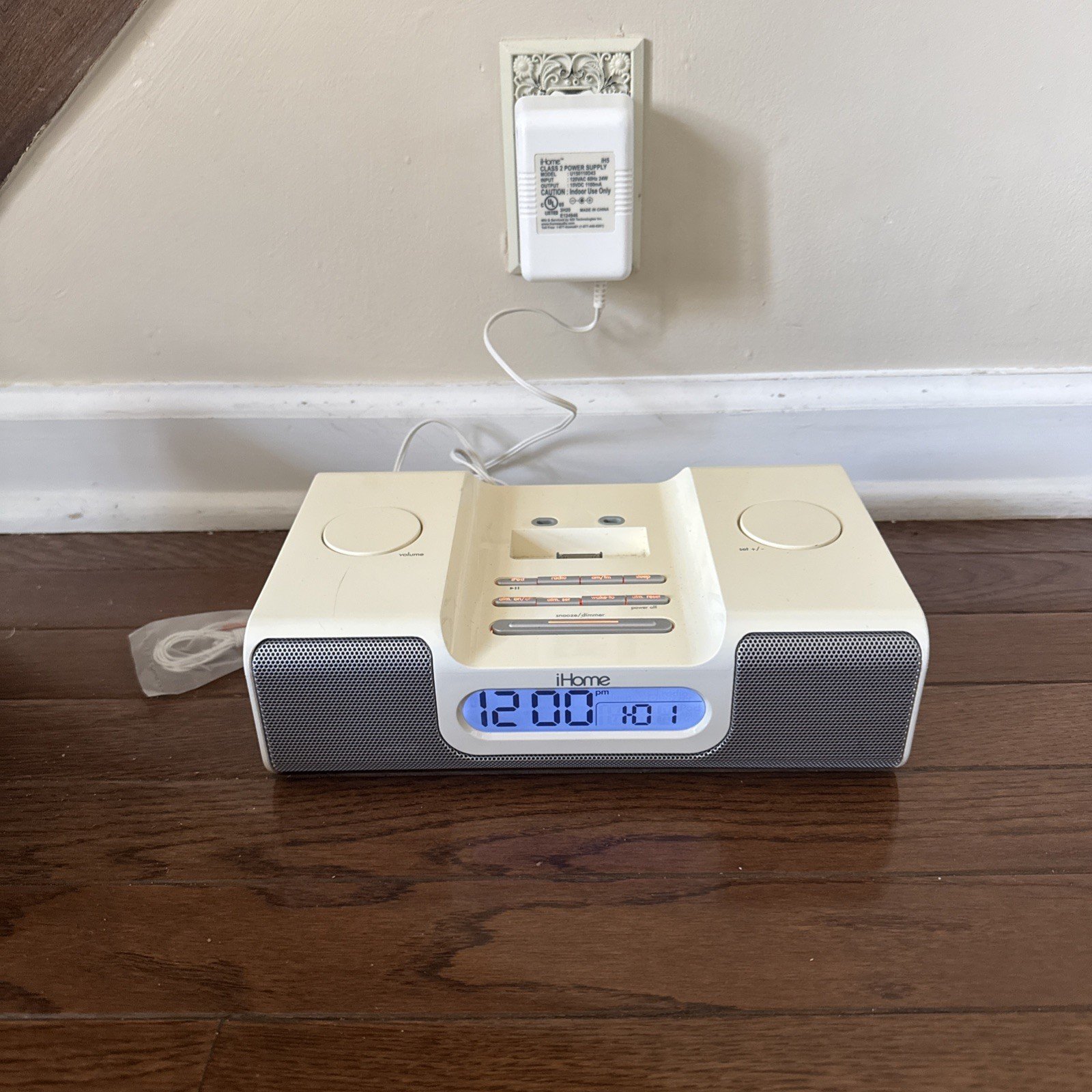 iHOME IH5 Alarm Clock Radio For Apple IPOD Home Stereo And Docking System