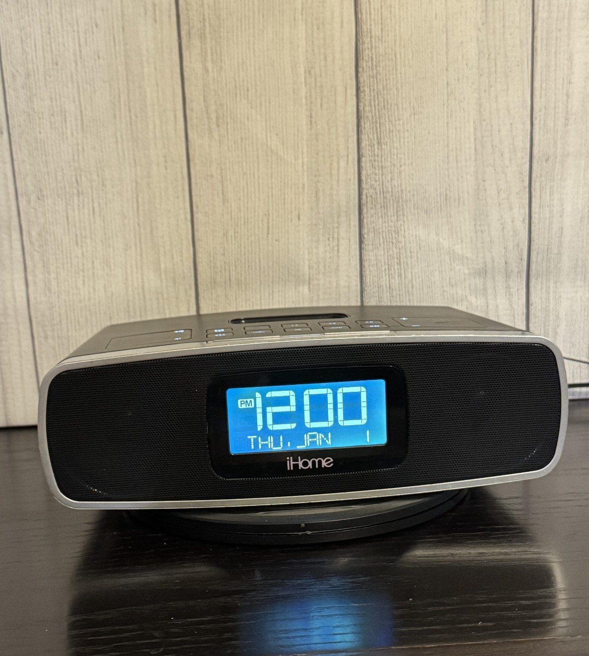 iHome IP90 AM/FM Dual Alarm Clock Radio Docking Station for iPod Black - Works!