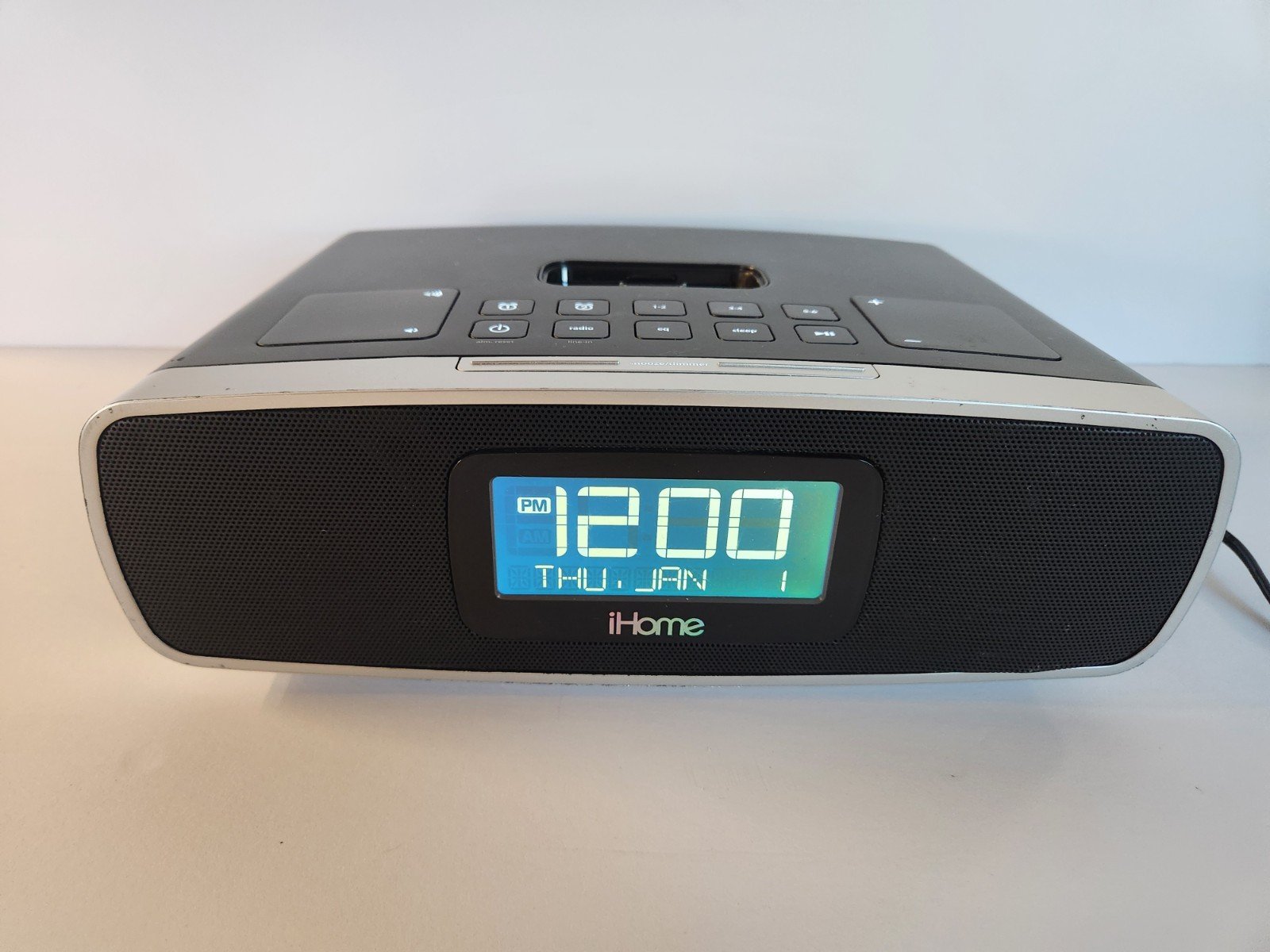 iHome iP90 Dual Alarm Clock Radio AM/FM & Dock for iPod & iPhone W/ Charger