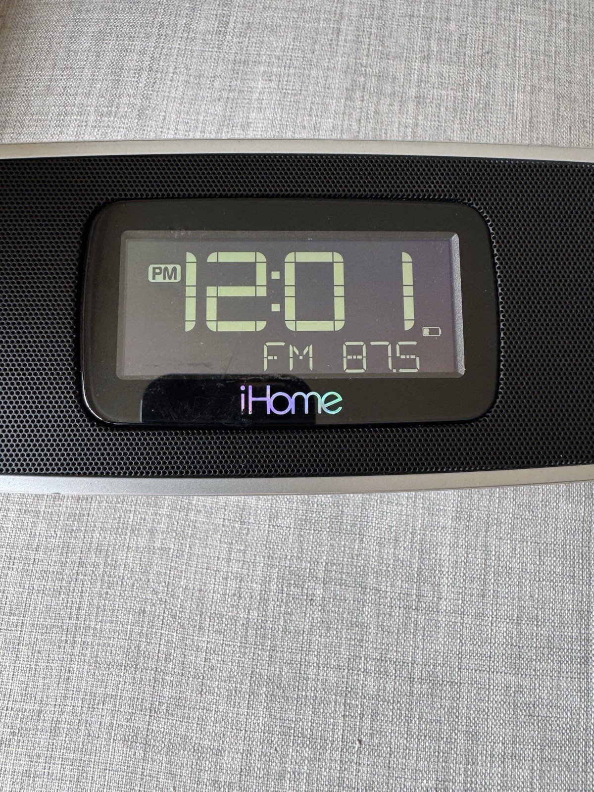 iHome iP90 Dual Alarm Clock Radio AM/FM Presets & Dock for iPod and iPhone