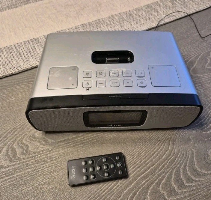 iHome iP90 Dual Alarm Clock Radio for iPod or iPhone + Remote No charger Silver