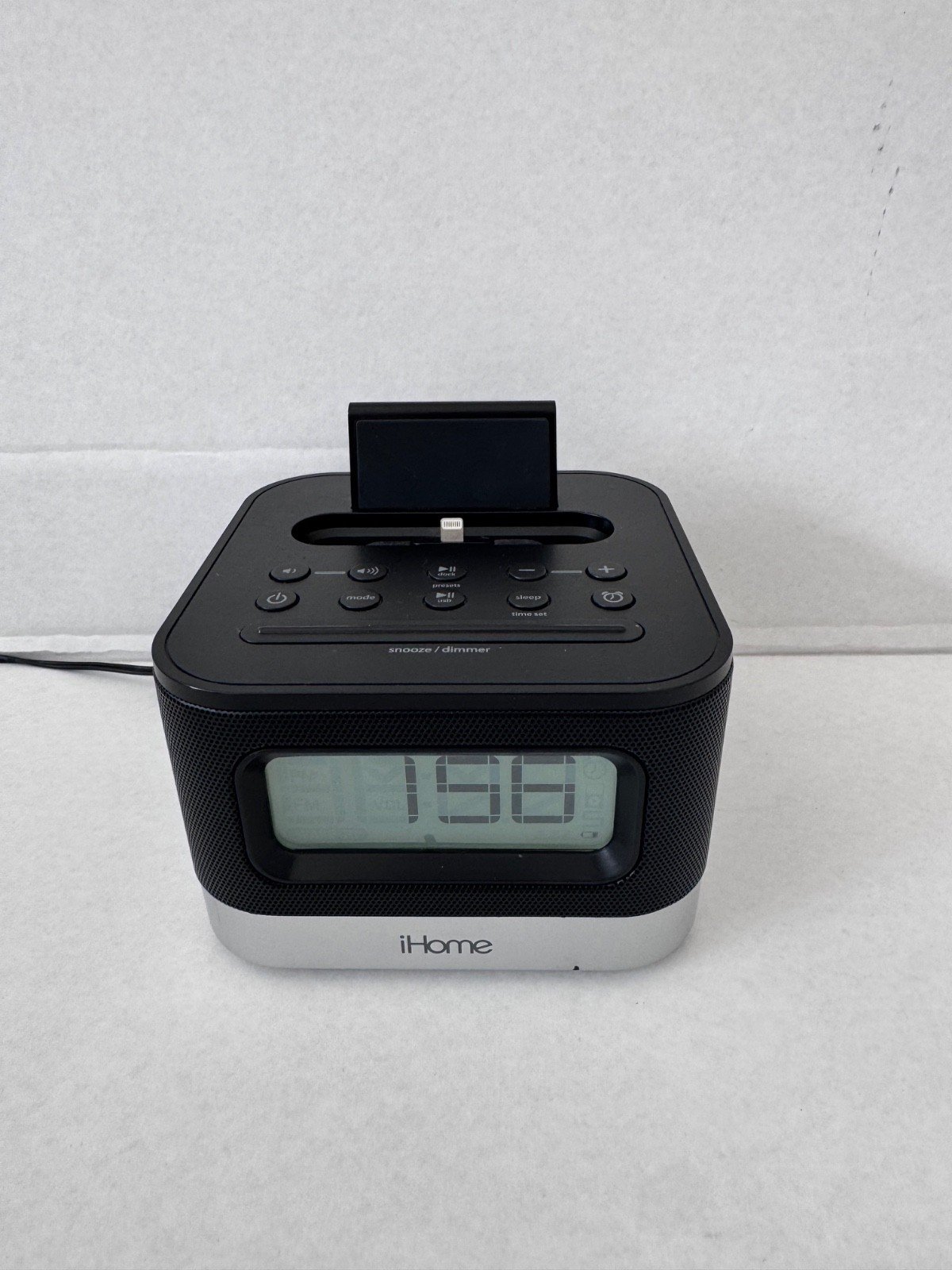 iHome IPL8 Stereo FM Clock Radio With Lightning Dock for iPhone 5 5s 6 6 EUC