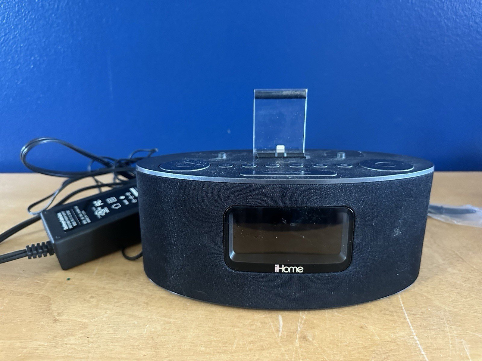 iHome Phone Docking, Alarm, Radio. Model iDL46. Works Great. Good Condition