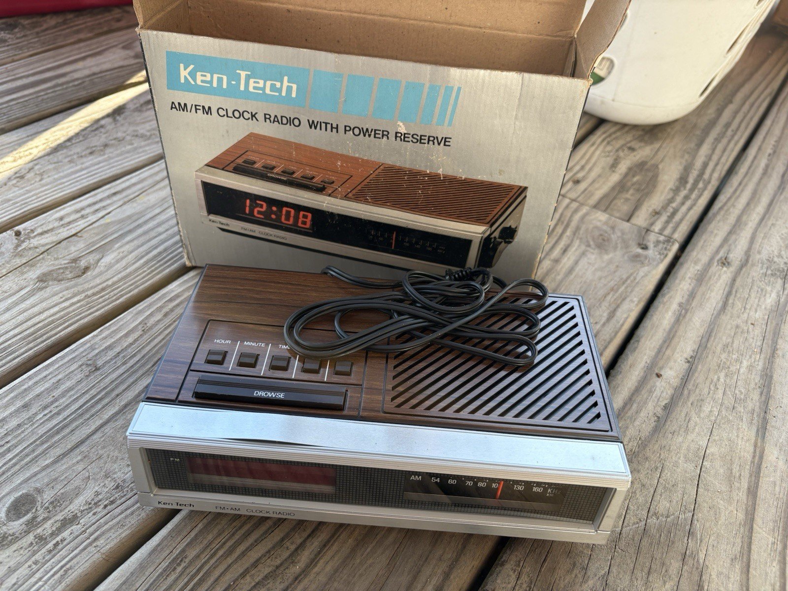 Ken Tech Vintage Fm/Am Clock Alarm R5600 NEW
