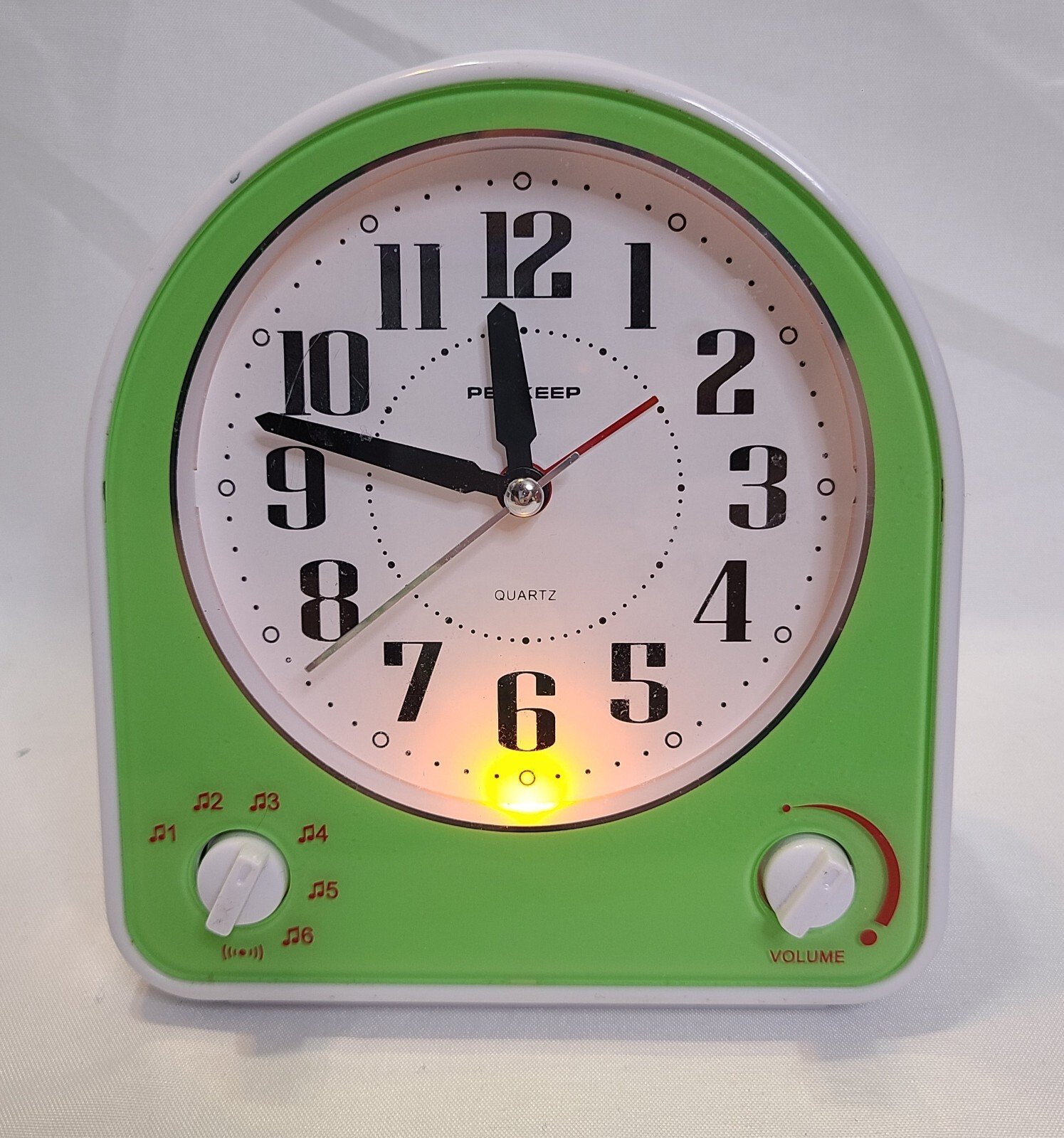 Peakeep Battery Non-ticking Alarm Clock Snooze Nightlight Multi-sound Analog !