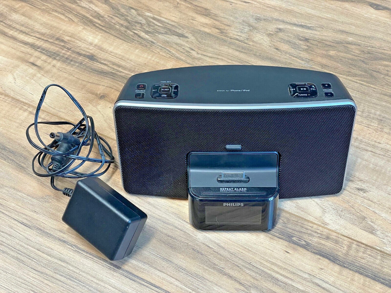 Philips DC220/37 Dual Alarm Clock AM/FM Radio iPod iPhone Docking Station