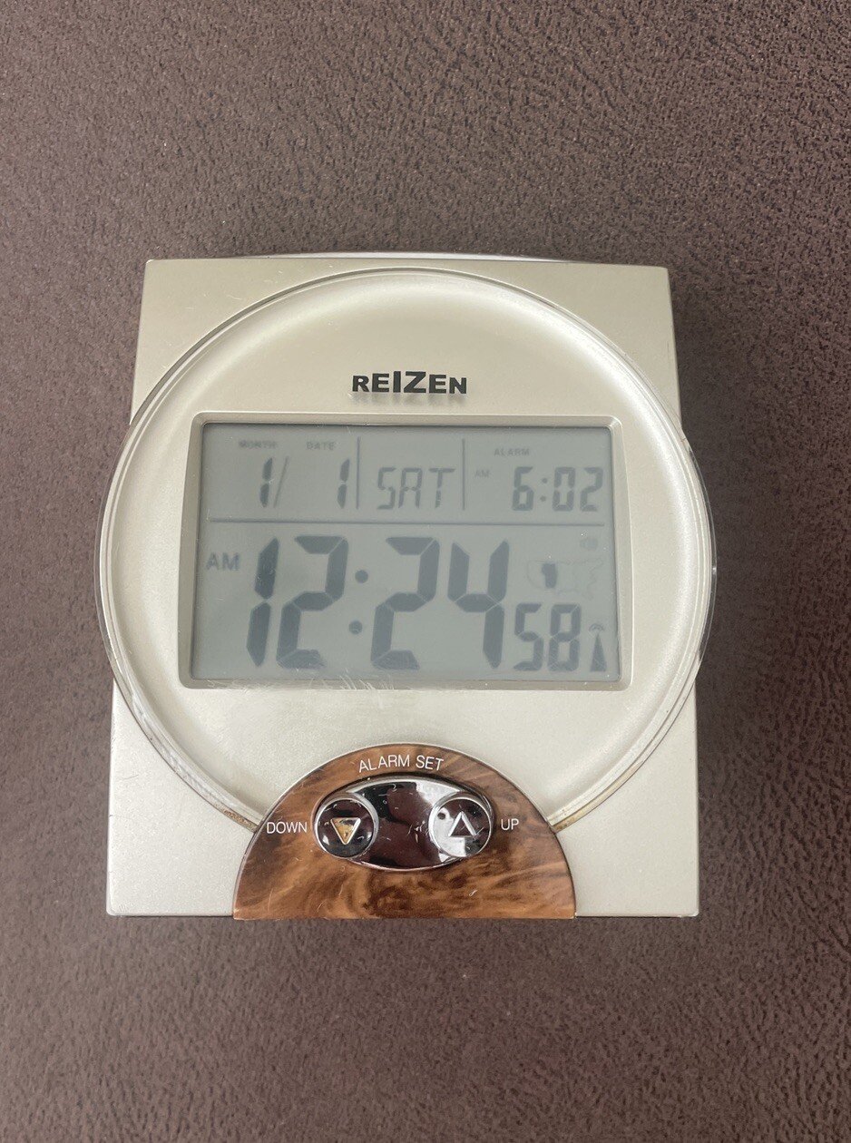 Reizen Talking Atomic Alarm Clock Date Calendar Gold Faux Wood Battery Operated