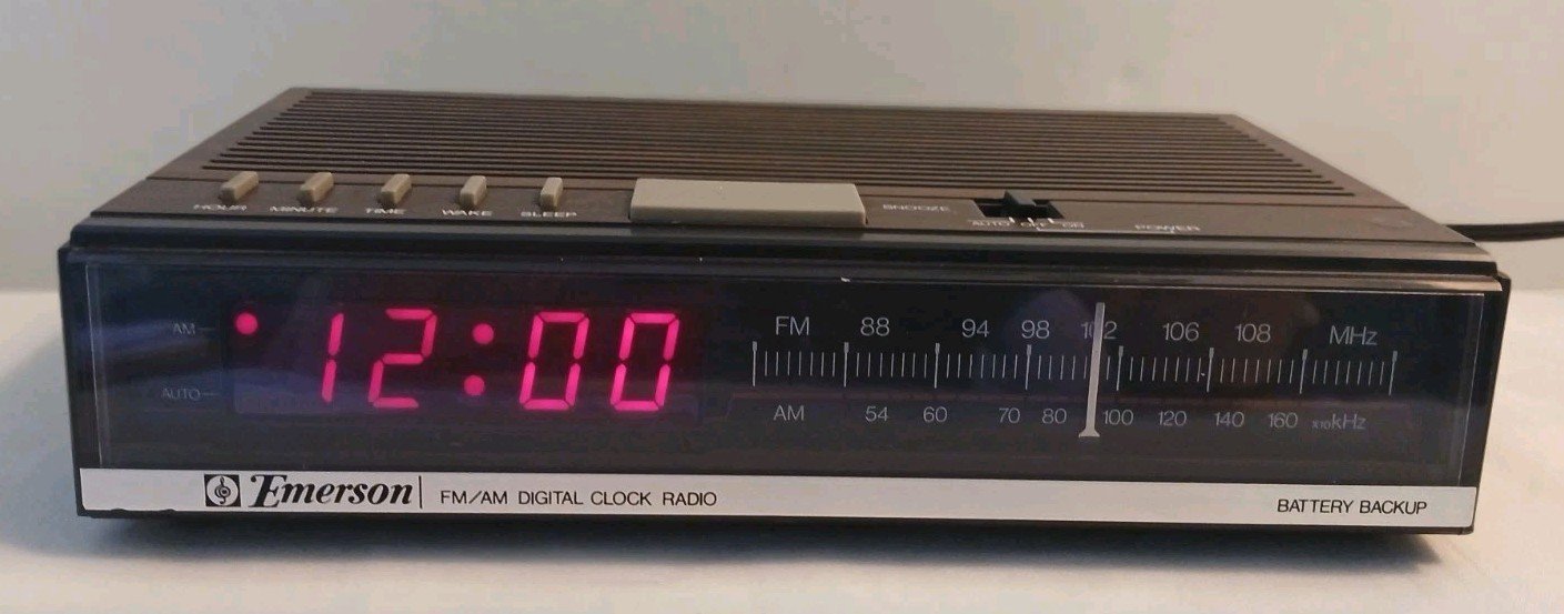 Retro Emerson Digital Alarm Clock AM/FM Radio MODEL NO. RED5511B VTG - WORKS