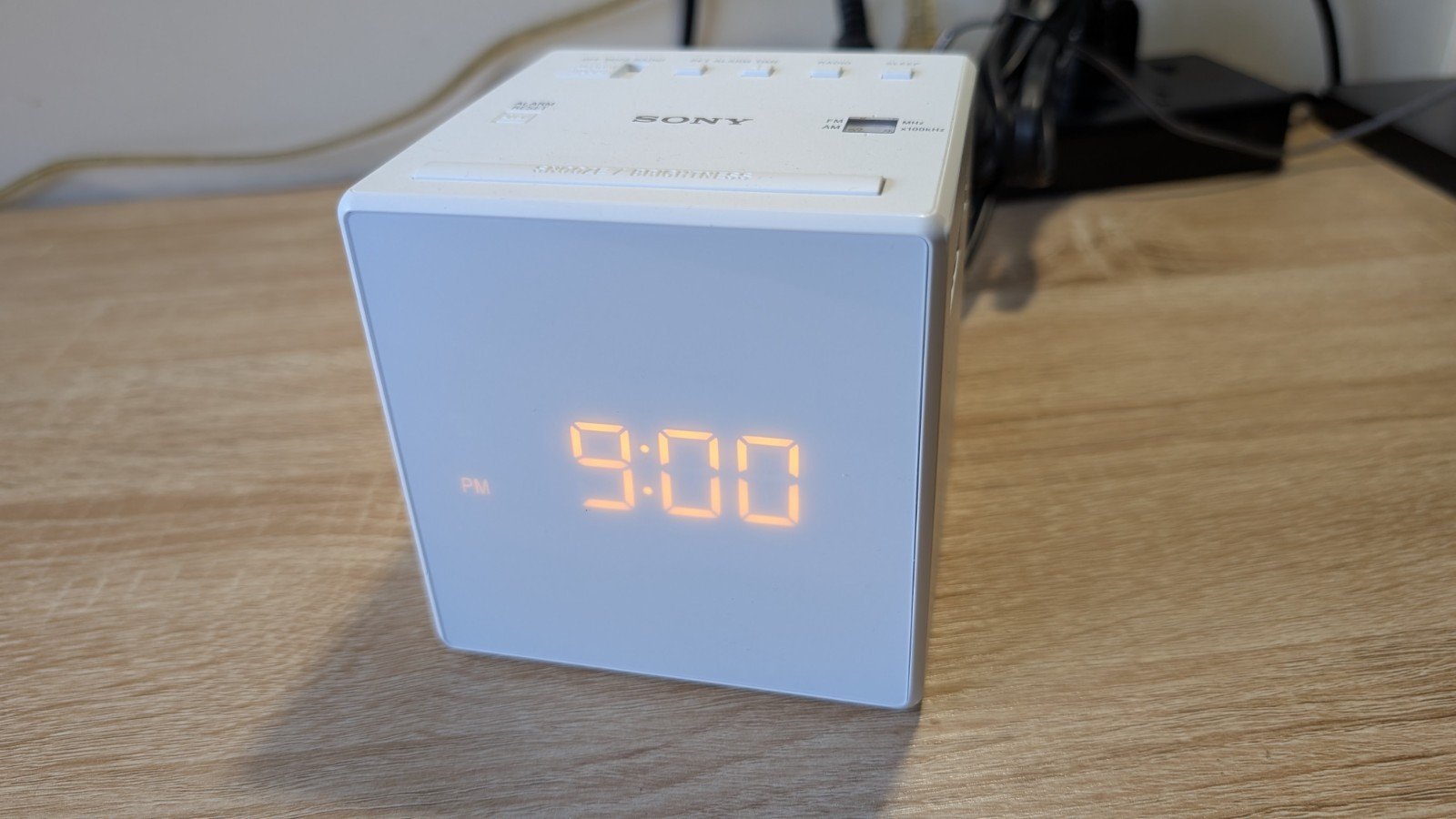 Sony Digital Dual AM/FM Alarm Clock Radio Model ICF-C1, White, Tested Works Well