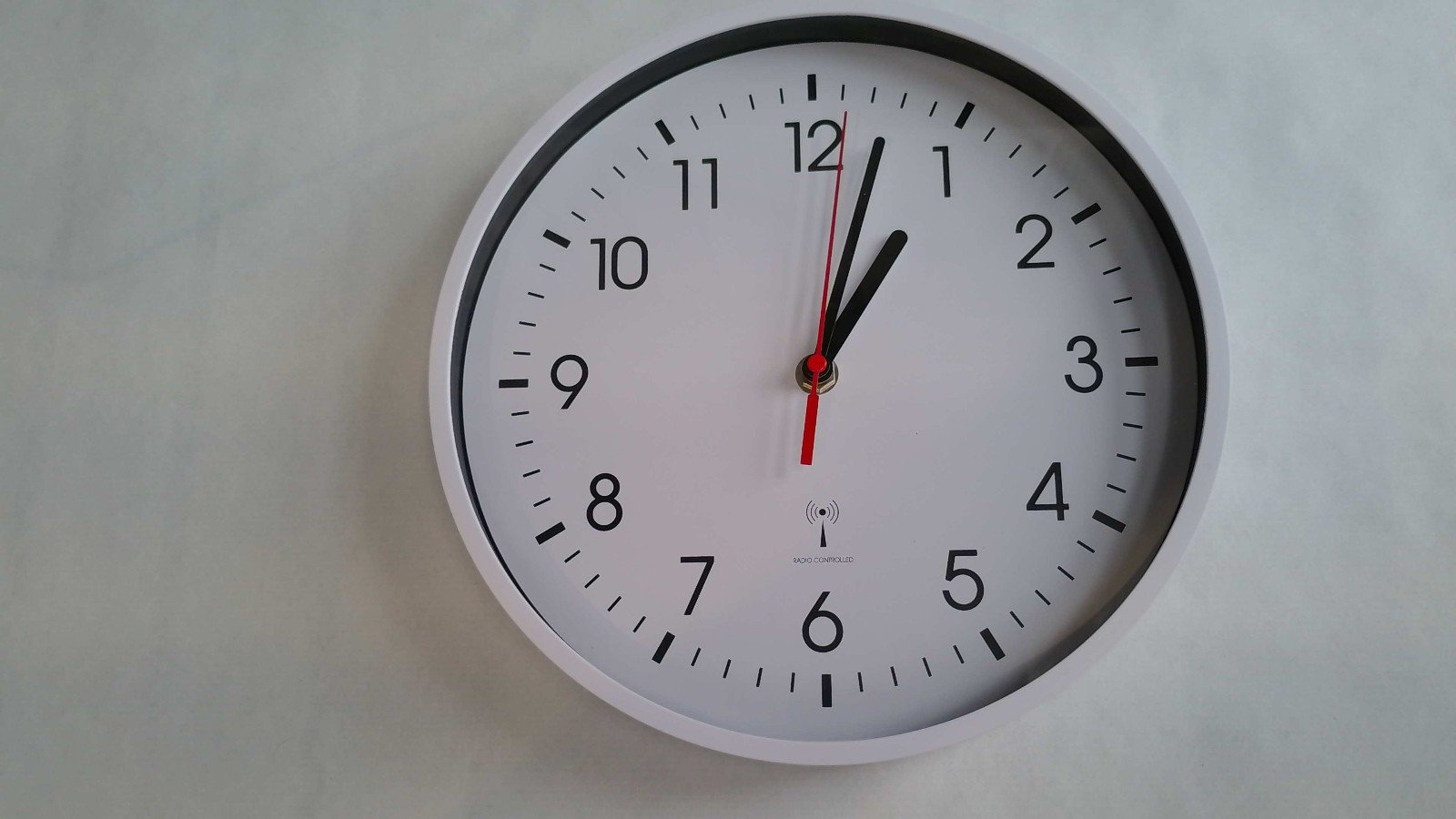 TFA Dostmann Analog Radio Wall Clock White, 24.5W x 24.5H centimetres – 24.5 W