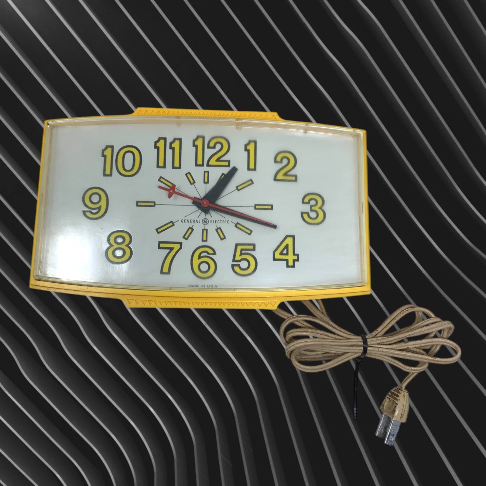 Vintage 1960's Mid Century Modernist Sunny Yellow Wall Clock General Electric