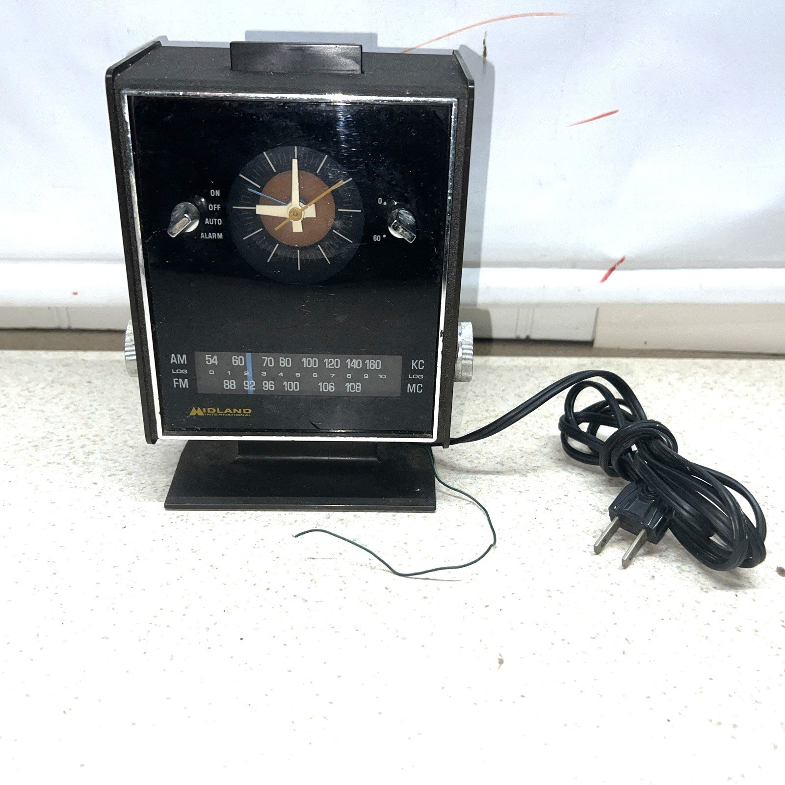 Vintage Midland International Clock Radio Model #11-363