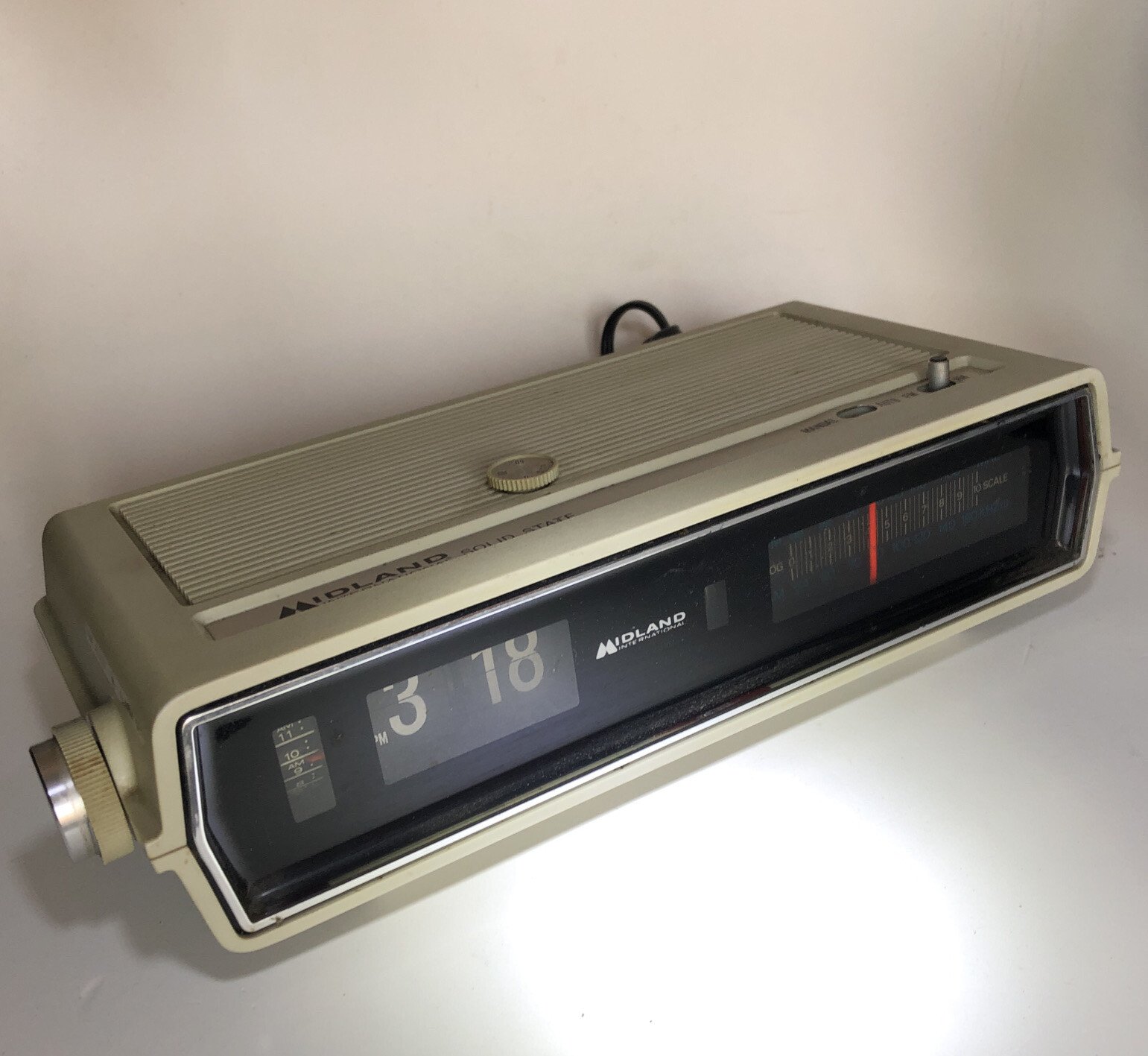 Vintage MIDLAND International Solid State AM FM Digital Clock Radio Model 11-396