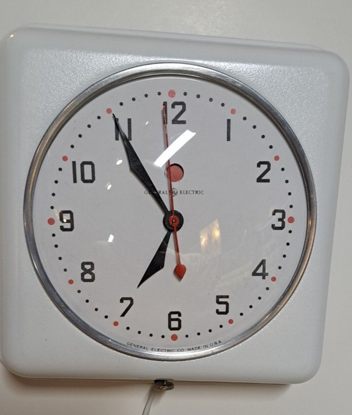 Vintage Telechron / GE Clock 2H08 Keeps perfect time