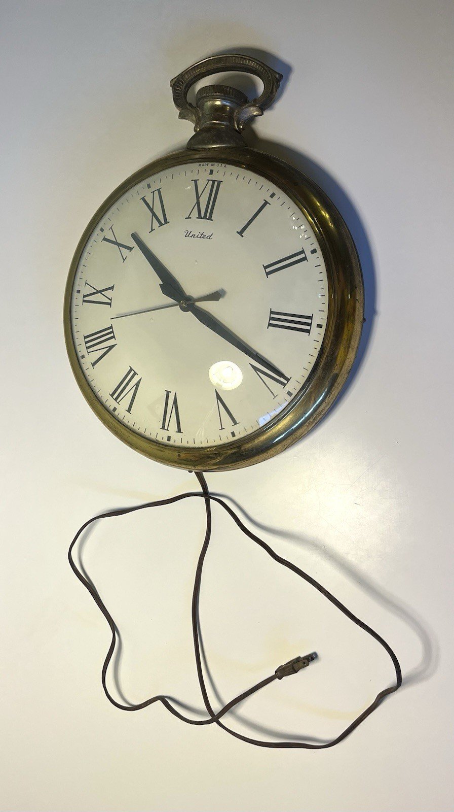 Vintage United Clock Corp. "pocket watch" brass wall clock Model 40 KEEPS TIME