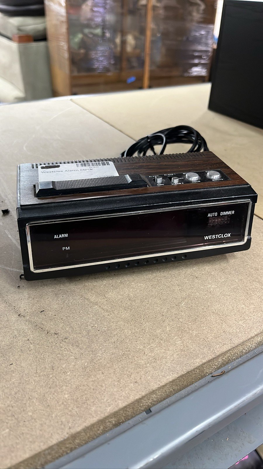 Westclox 22636 Digital Alarm Clock Woodgrain Look RED LED Auto Dimmer a2 bv