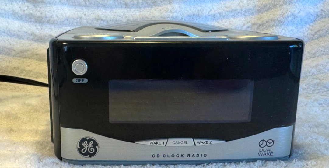 GE Dual Alarm Stereo CD Am/fm Clock Radio 7-4801a W/ LCD Display Works