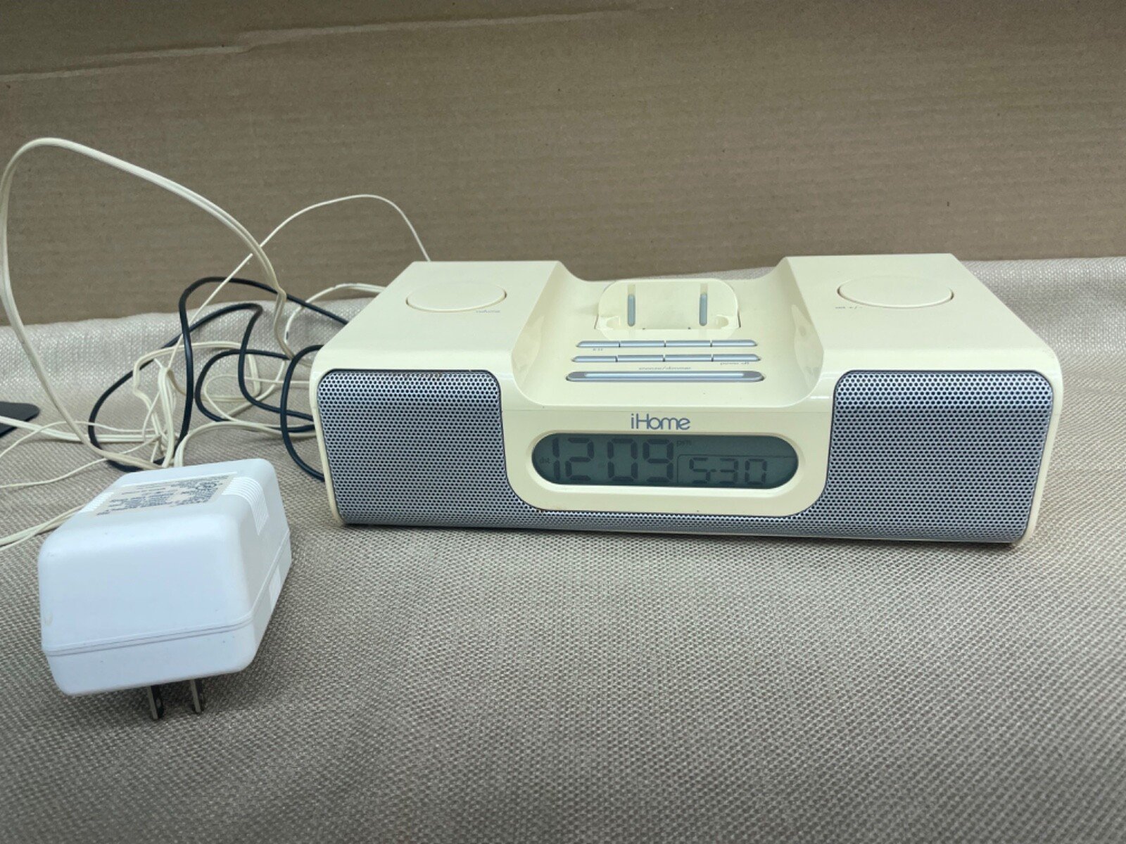 iHome Alarm Clock Speaker iH5 Free working cream off white see pics