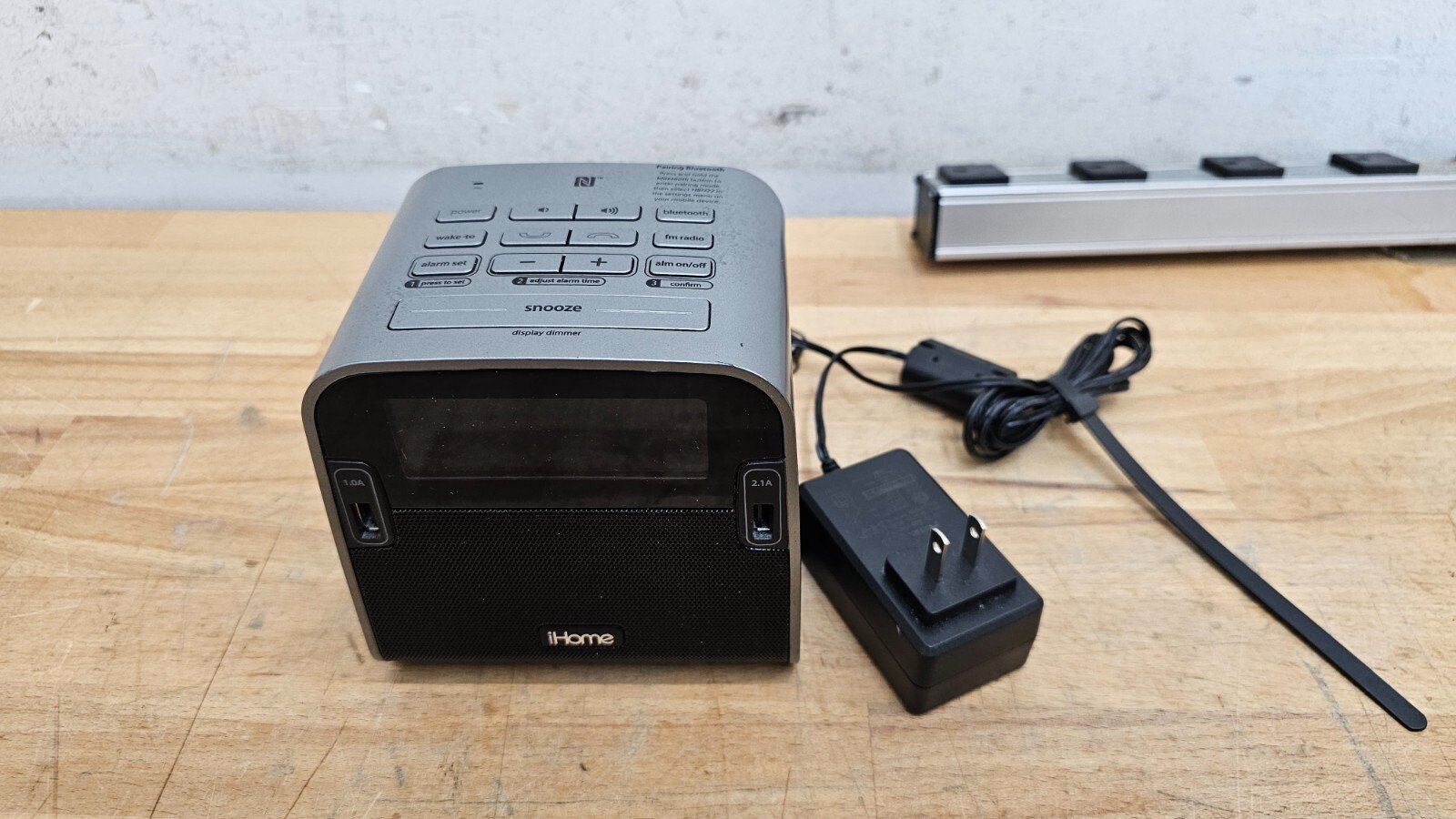 iHome Bluetooth FM Clock Radio With Speakerphone Dual USB Charging HBN22 USED