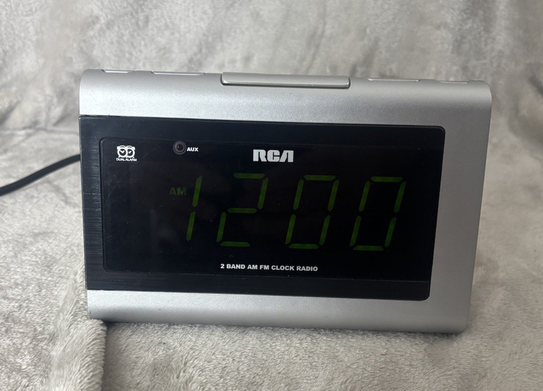 RCA Alarm Clock Radio AM/FM Digital Display Model RP5420A