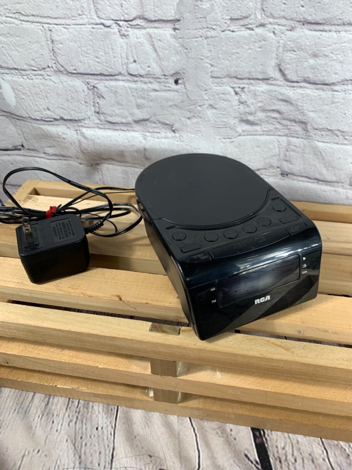 RCA DIGITAL CLOCK RADIO WITH AM-FM & CD PLAYER ---MODEL RC5610-A-