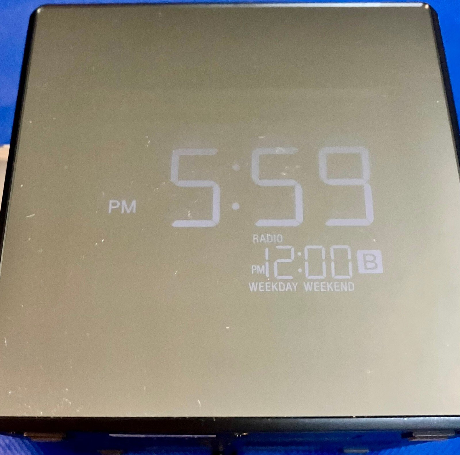 Sony ICF-C1PJ AM/FM Clock Radio Nature Sounds & Time Projection Alarm Clock