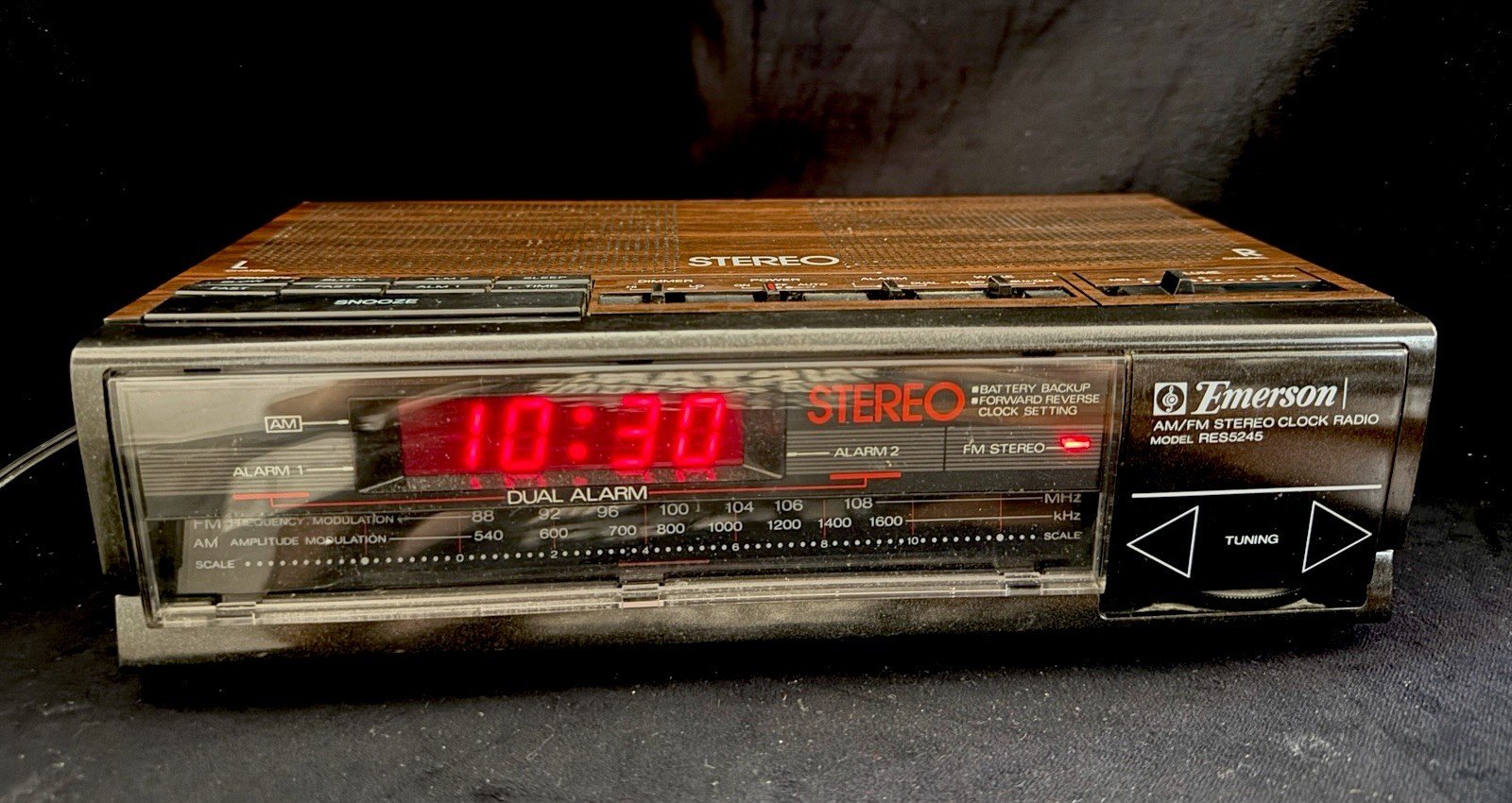 Vintage Emerson Model RES5245 Digital 2 Alarm Clock AM/FM Radio Wood Grain WORKS