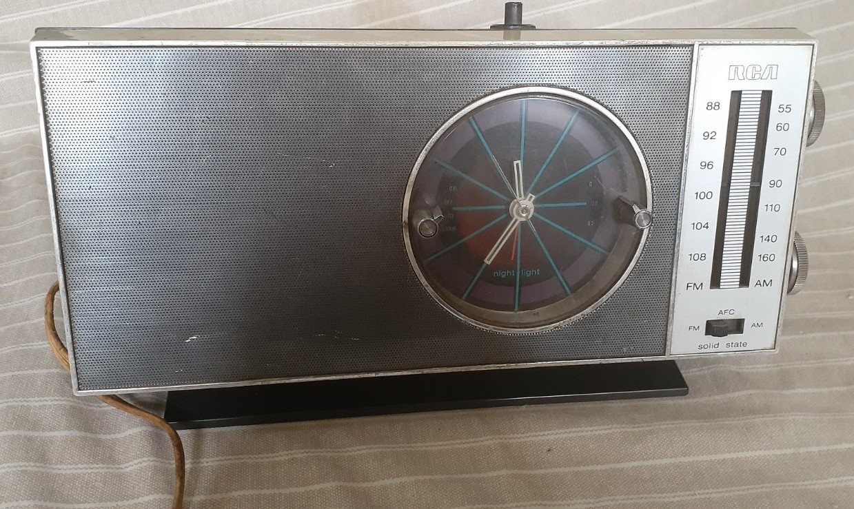 Vintage RCA Solid State AM/FM Alarm Clock Radio with Night Light Display