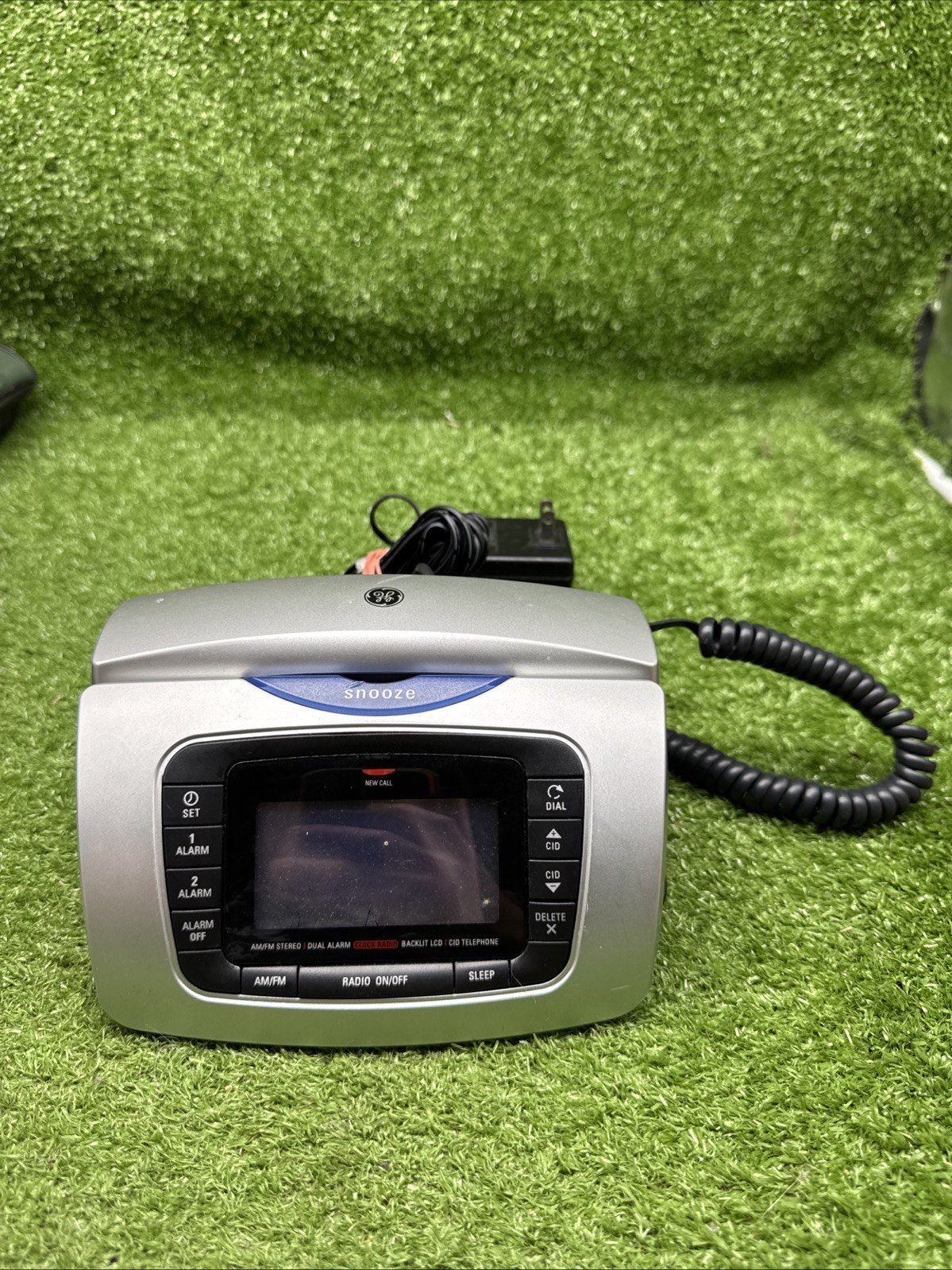 GE 29297GE3-A Corded Bedroom Phone Clock AM/FM Radio Caller ID Alarm. s2