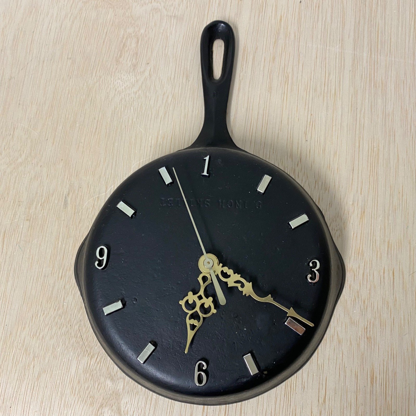 Vintage 8" Cast Iron Skillet Frying Pan Kitchen Clock Black Gold Battery Operate