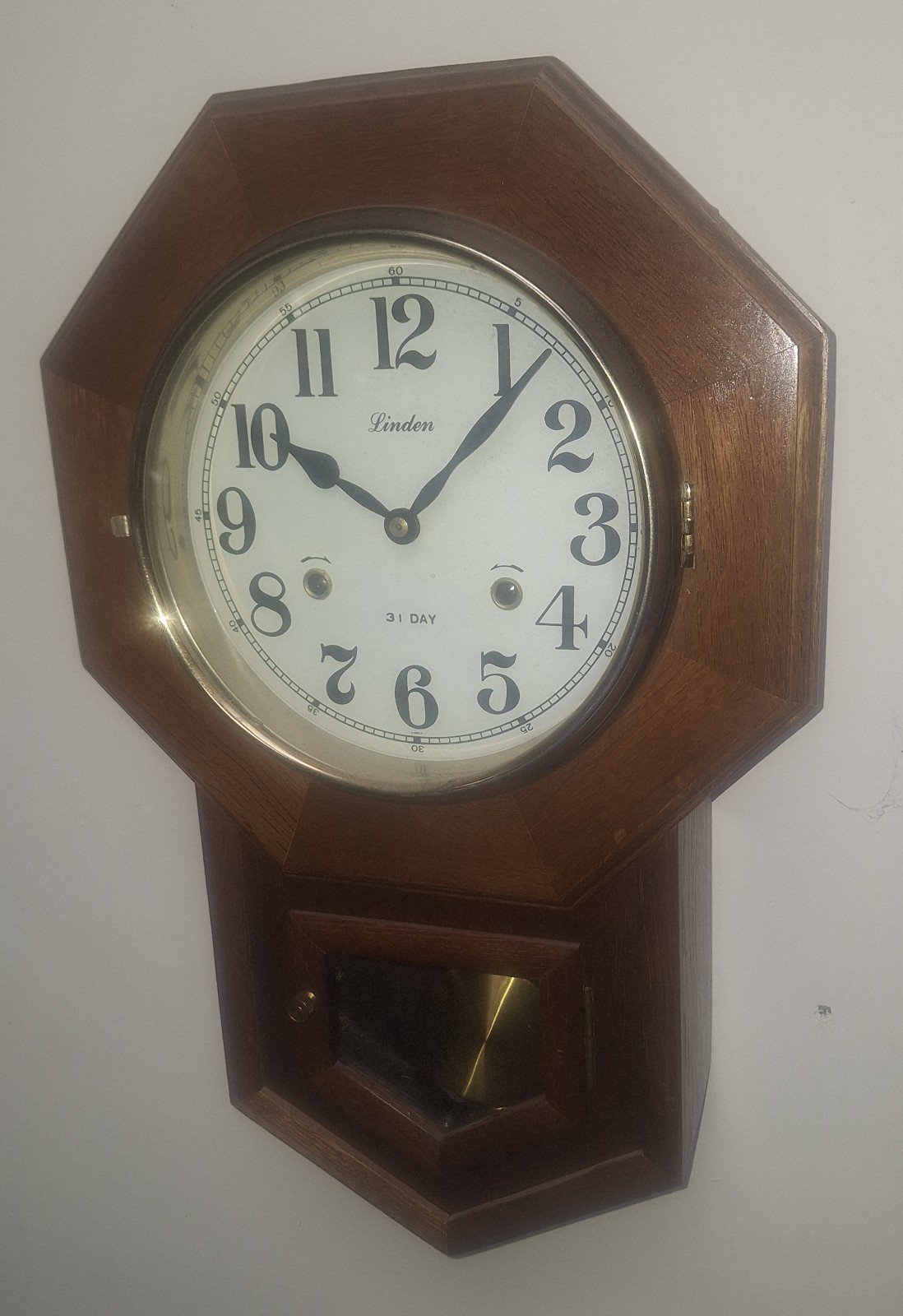 FINE LINDEN WALL REGULATOR CLOCK WORKING 31 DAY SCHOOLHOUSE WITH KEY & PENDULUM