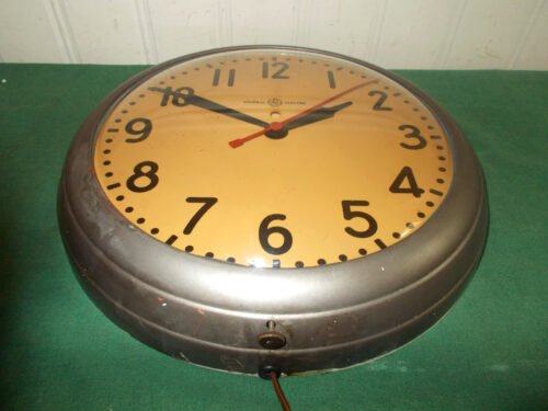 1940S GENERAL ELECTRIC WALL SCHOOL CLOCK 12 INCH GLASS RUNS PERFECT!