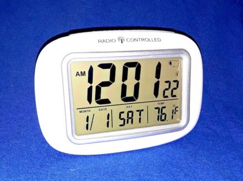 ATOMIC RADIO-CONTROLLED DIGITAL ALARM CLOCK