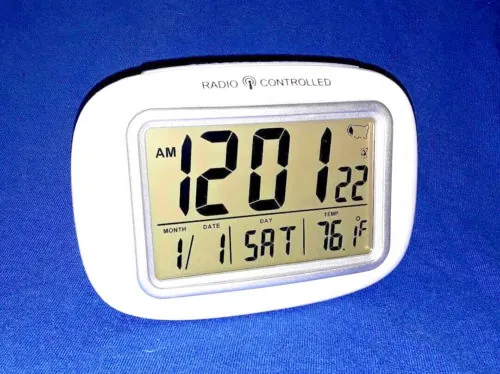 ATOMIC RADIO CONTROLLED DIGITAL ALARM CLOCK detail