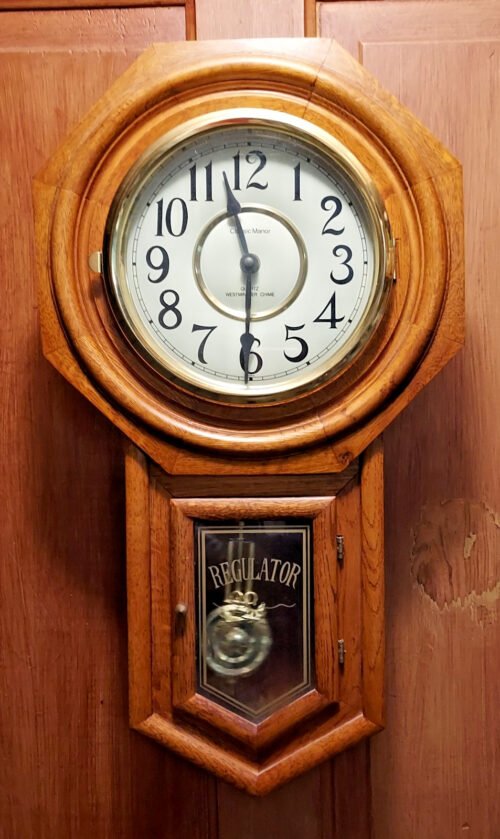 Classic Manor Regulator oak quartz wall clock w/ pendulum 23"x13" WORKING