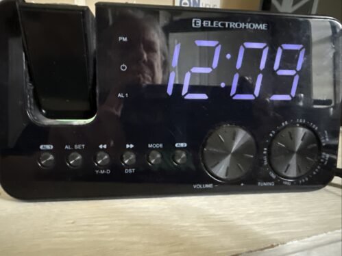 Electrohome EAAC500 Projection Alarm Clock With AM/FM Radio / Battery Backup