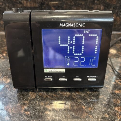 Electrohome EAAC601 Projection Alarm Clock With Am/fm Radio Battery Backup Works