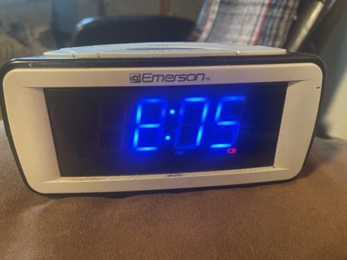 Emerson CKS9031 Smart Set Dual Alarm Clock AM/FM Radio *Tested and Works*