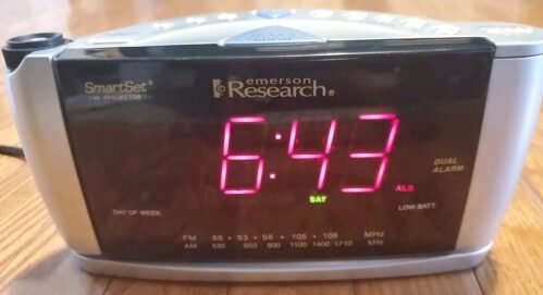 Emerson Research Smart Set CKS3528 Alarm Clock AM/FM Radio Time Projector