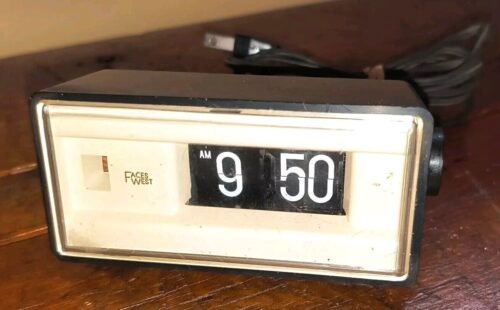 Faces West Mid Century Modern Flip Clock Model 3700 Japan, Working & Accurate