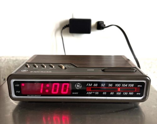 GE Digital Alarm Clock Radio AM/FM Model 7-4612A Woodgrain Vintage 80’s Works!