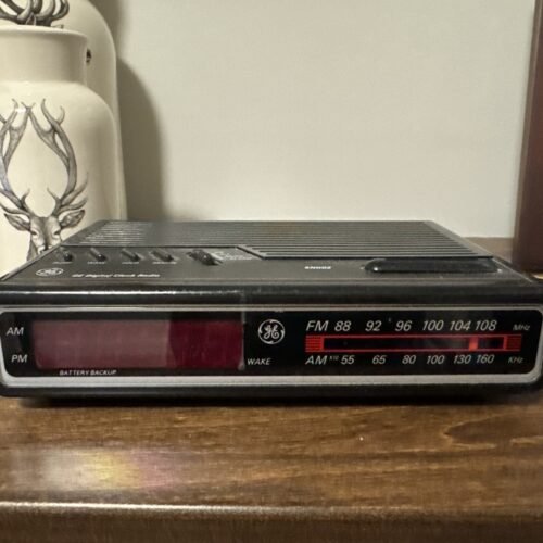 GE Digital Alarm Clock Radio AM/FM Model 7-4612B Woodgrain Vintage 80’s EUC