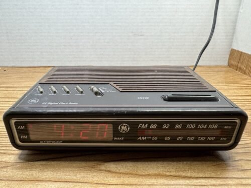 GE Digital Alarm Clock Radio AM/FM Model 7-4612B Woodgrain Vintage 80’s Works!