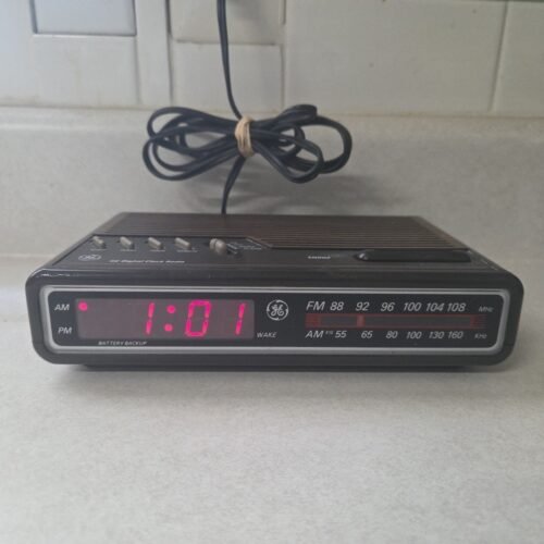 GE Digital Alarm Clock Radio AM/FM Model 7-4612B Woodgrain Vintage Works Great