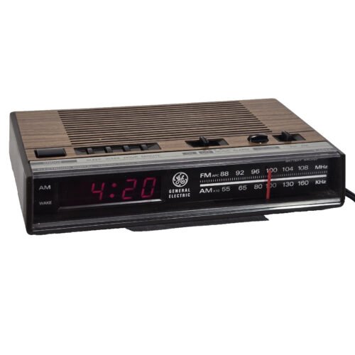 General Electric GE 7-4624B AM/FM Digital Alarm Clock Radio Woodgrain 1980s