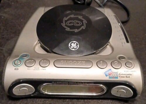 General Electric GE 7-4901 CD Clock AM/FM Radio Dual Alarm Clock (Works)