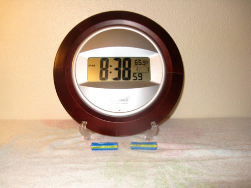 *****GENUINE SKYSCAN DIGITAL ATOMIC WALL CLOCK WITH ROUND WOOD FRAME*****