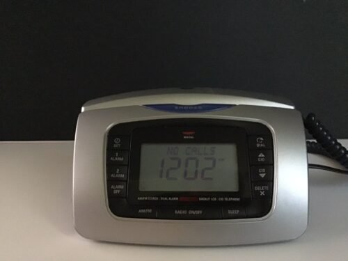 GE Thompson29297GE3-A Corded Bedroom Phone Clock AM/FM Radio Caller ID 2 Alarms