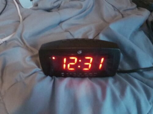 GPX AM/FM Clock Radio CR2307, Good Condition