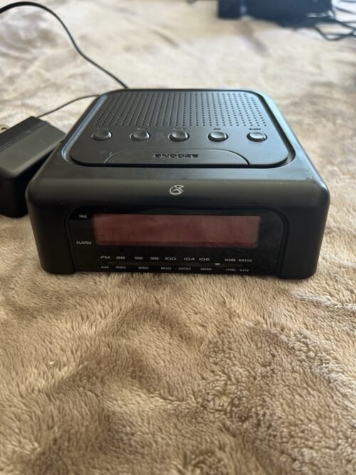 GPX AM/FM Radio Alarm Clock C208B, Working